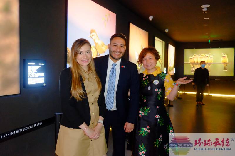 图32世界商人网创始人、主编王晓玲Marissa陪同萨尔瓦多驻华大使馆经济商务参赞佩德罗· 哈耶姆、参赞索菲亚·卡尔隆德参观艾雅康鸟类生态博物馆.jpg