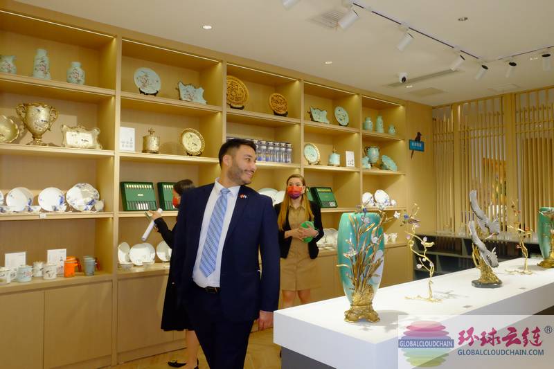 图33萨尔瓦多驻华大使馆经济商务参赞佩德罗· 哈耶姆、参赞索菲亚·卡尔隆德在艾雅康鸟类生态博物馆.jpg